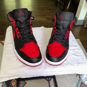 Jordan 1 Mid Bred/Banned